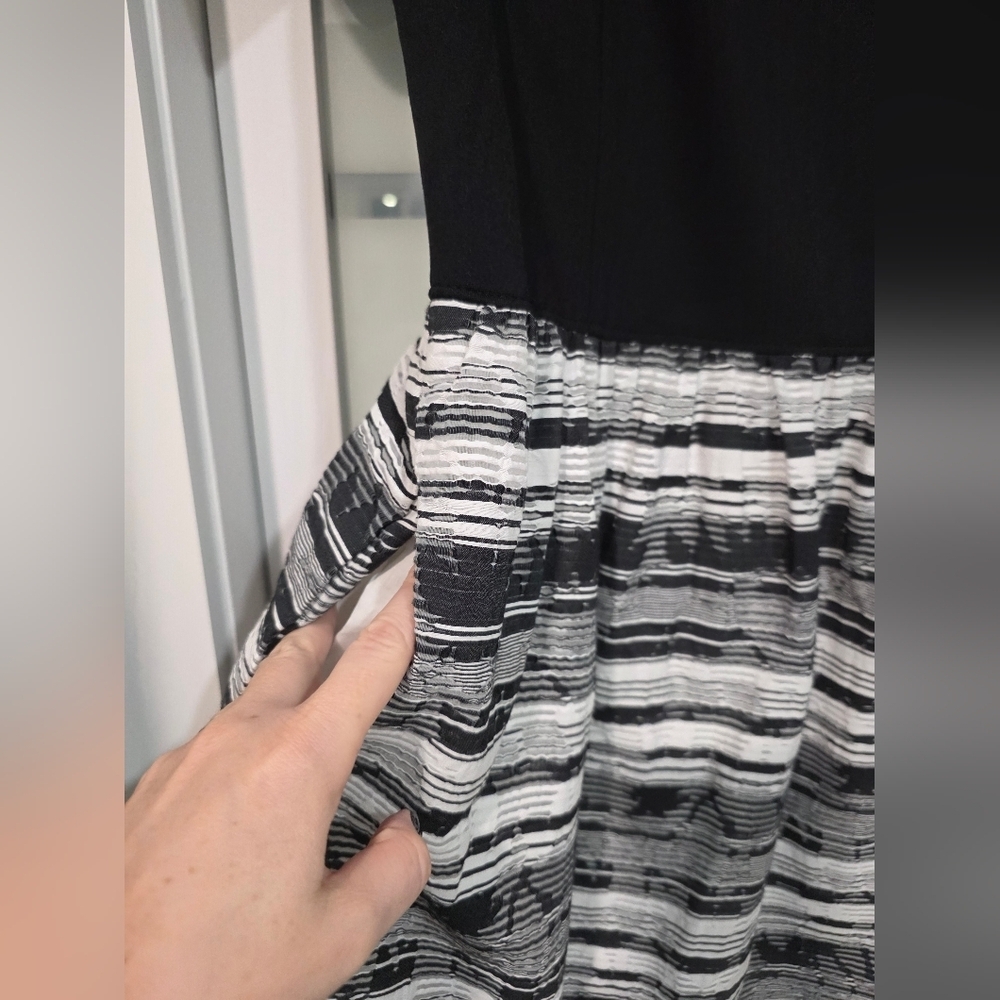 ESCADA Sport Black & White Pocket Dress – Size 40 (EU) - Picture 8 of 16